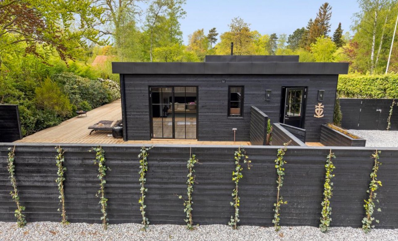 Проект каркасного дома с плоской крышей в черном цвете